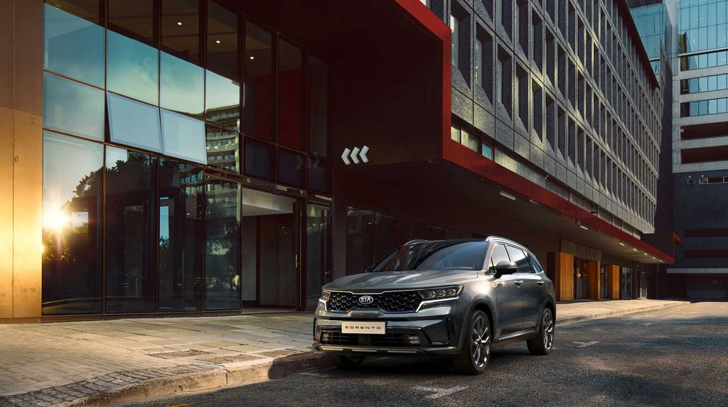 Moderner SUV parkt vor einem architektonischen Gebäude