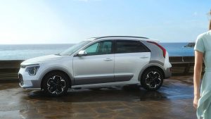 Silbernes Auto parkt am Meer bei sonnigem Wetter