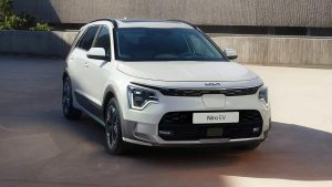 Moderner weißer Elektro-SUV auf leerem Parkplatz im Freien