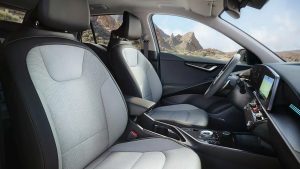 Moderner Autoinnenraum mit hochwertiger Lederausstattung
