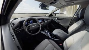 Moderner Autoinnenraum mit digitalen Anzeigen und Ledersitzen