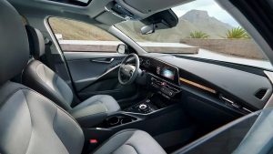 Moderner Auto-Innenraum mit hochwertigem Design und Technik