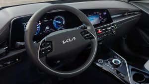 Lenkrad und Armaturenbrett eines modernen Autos im Innenraum