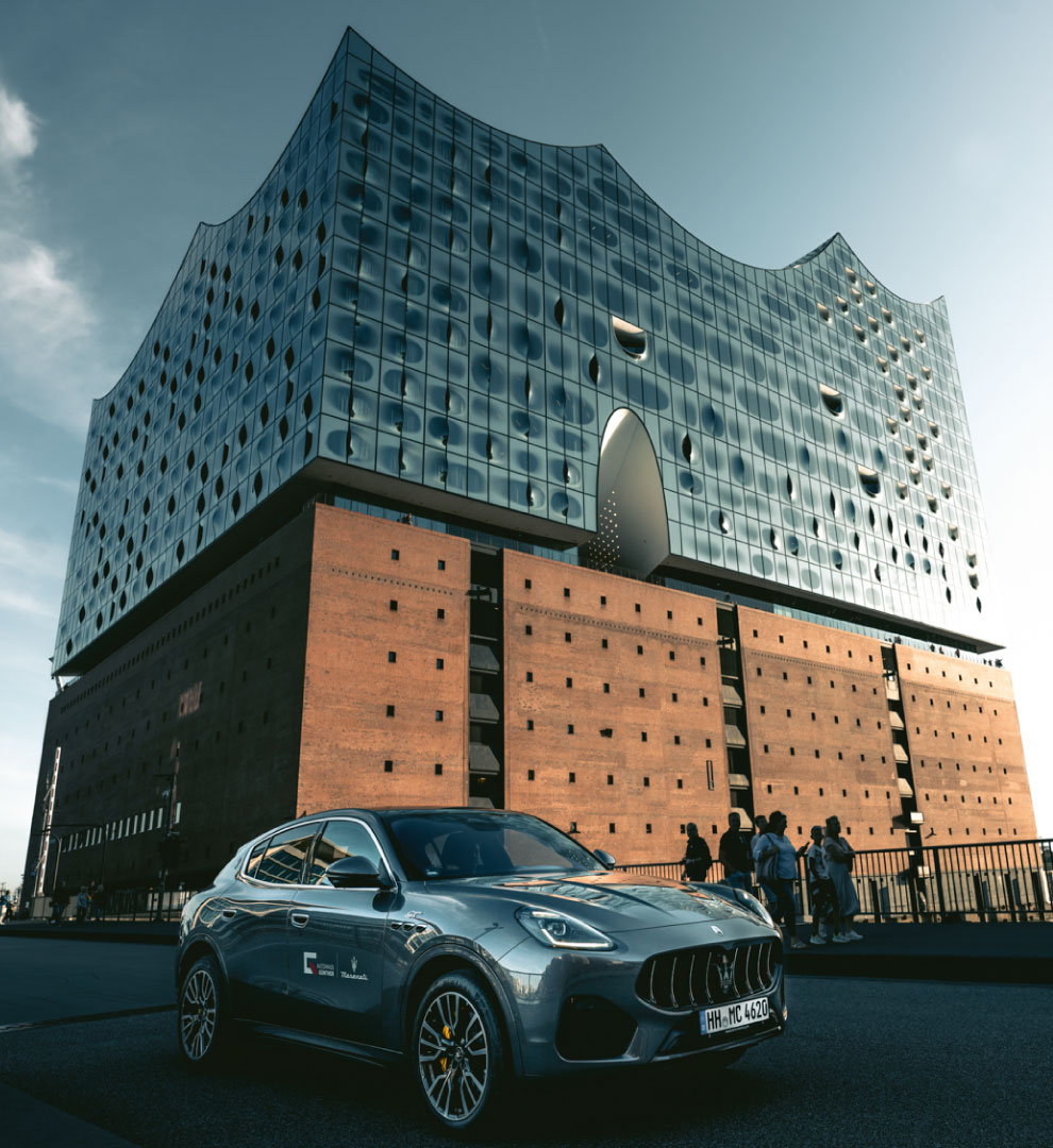 Maserati Grecale in Hamburg vor der Elbphilharmonie