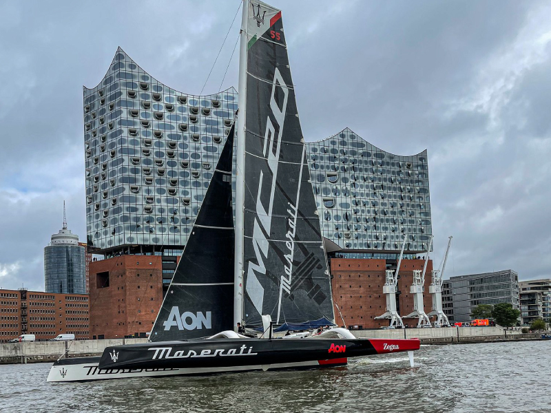 Maserati-Trimaran in Hamburg vor der Elbphilharmonie