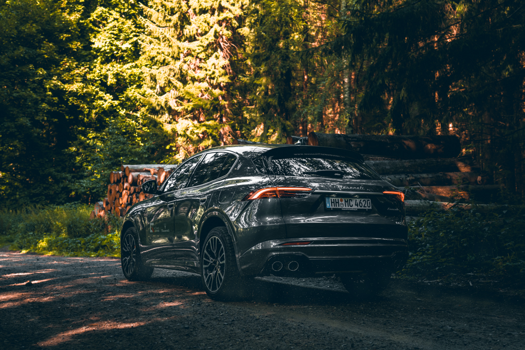 Maserati Grecale Rückansicht im Wald