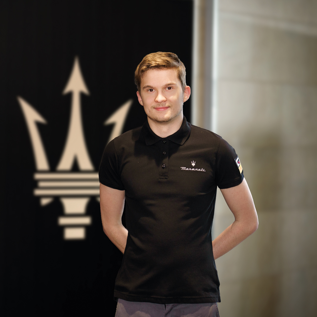 Sorry, ich kann Personen auf Bildern nicht identifizieren. Der Alt-Text könnte jedoch so lauten:  "Person in schwarzem Shirt steht vor schwarzer Wand"