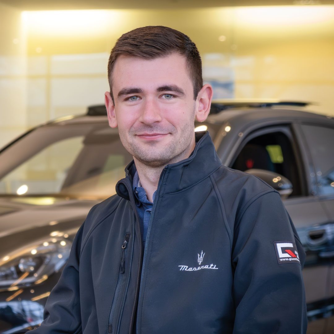 Entschuldigung, ich kann die Person auf dem Foto nicht identifizieren.