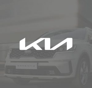 Logo Kia mit leicht transparentem grau im Hintergrund und Fahrzeug