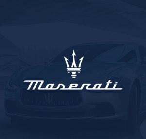 Logo Maserati mit leicht transparentem blau im Hintergrund und Fahrzeug