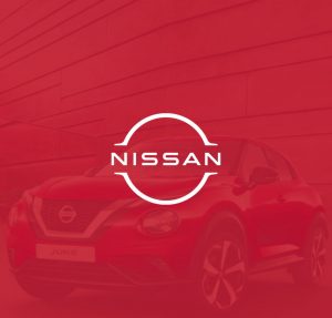 Logo Nissan mit leicht transparentem rot im Hintergrund und Fahrzeug