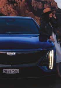 Cadillac in dunkelblau mit einer Frau mit Hut