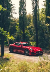 roter Maserati im Wald