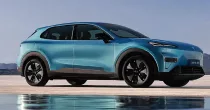 Blaues Elektro-SUV in der Seitenansicht am Strand geparkt
