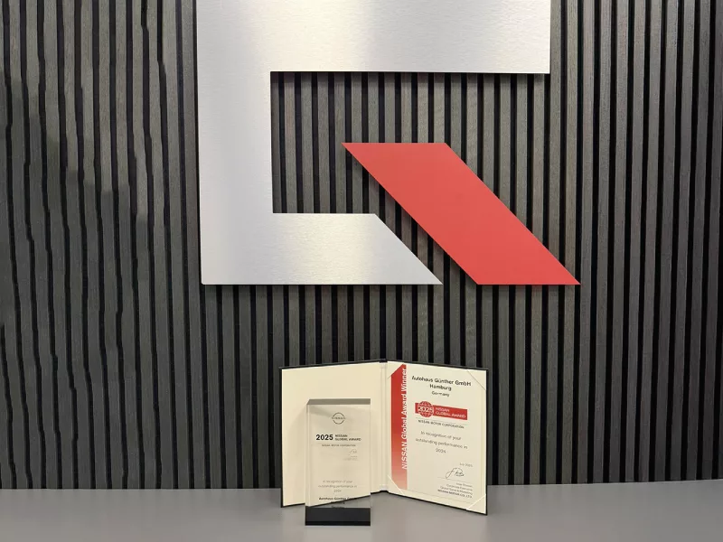 Zertifikat vor Firmenlogo an einer gerillten Wandoberfläche