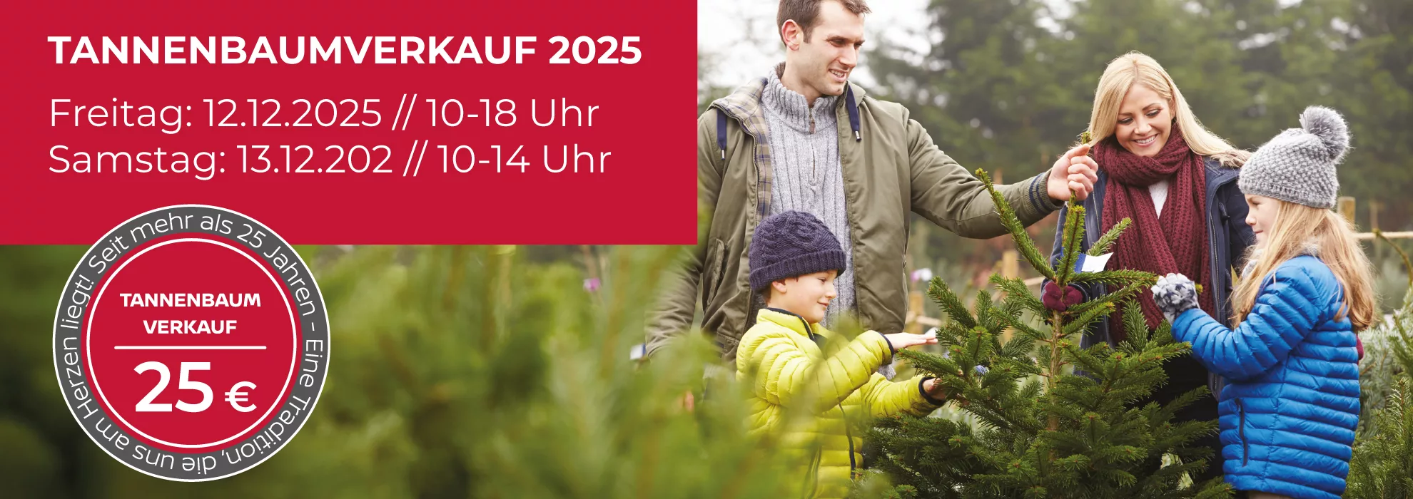 Familie beim Tannenbaumkauf auf Weihnachtsbaumplantage