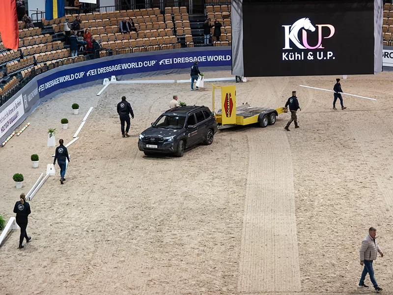 SUV zieht Anhänger in der Arena während einer Veranstaltung